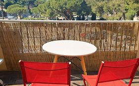 Sympathique studio climatisé sur le port de Hyeres